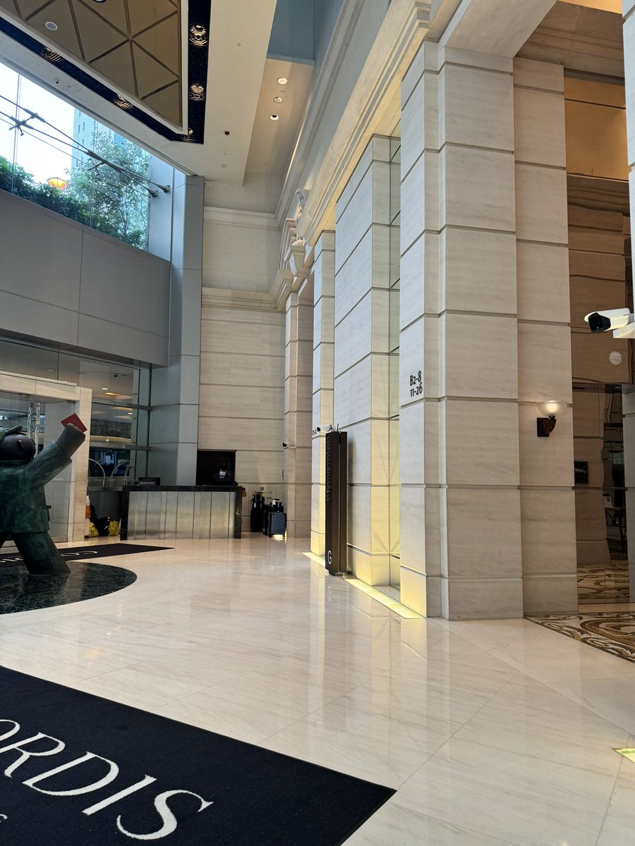 香港男按摩师等客户接上楼