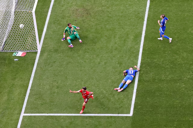 voshans's tweet photo. Wat. Een. Foto.
(Beeld Annegret Hilse) #EURO2024
#SUIITA #ZWIITA #RemoFreuler #EK24 https://t.co/PZfceRW8uP