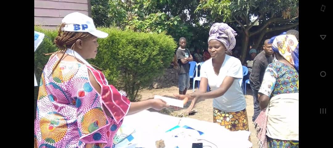 KasekaSandrine's tweet photo. A l'occasion du 64 ème anniversaire de l'indépendance de la RDC, la ligue des femmes @Bisopeuple Nord-Kivu a fait une descente au camp des réfugiés pour une action caritative en faveur des sinistrés.
Vu l'occupation, l'inflation monétaire, l'insécurité etc
1/2 https://t.co/SGsceXXQp5