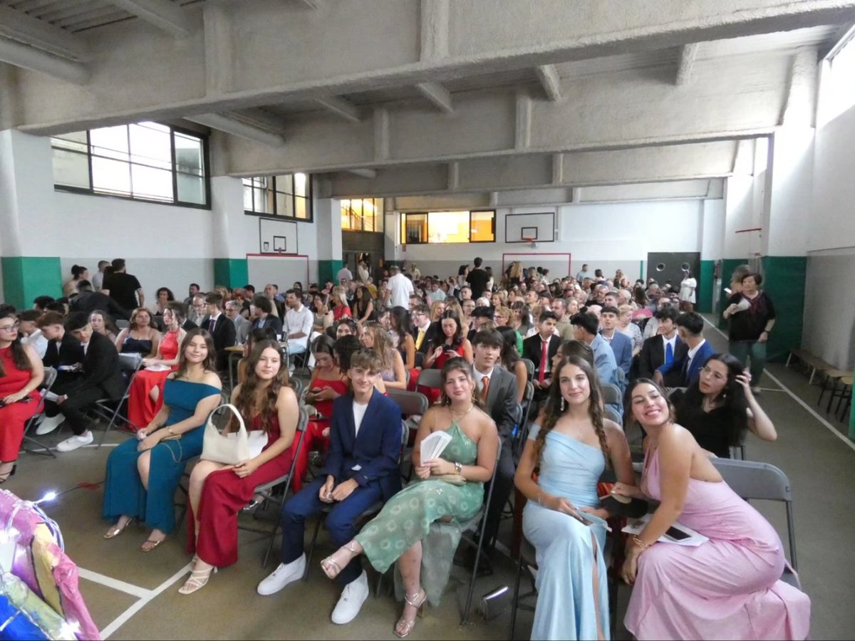 FEPSantRamon's tweet photo. La #promo24 va celebrar el seu acte de comiat divendres passat. Un acte on es va repassar el seu pas per l'escola. Una vetllada plena d'emocions. "Estimar allò que fas i sobretot estimar amb qui ho fas" https://t.co/IJ4fhWIq6g