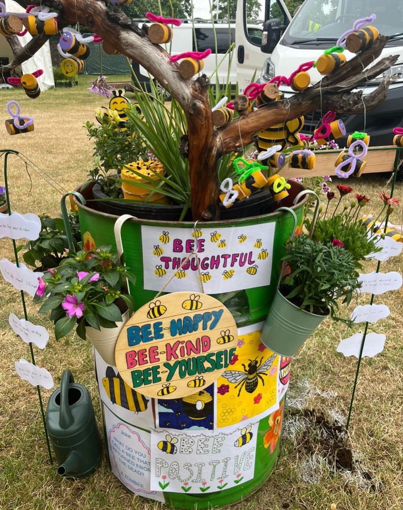 LEOacademies's tweet image. We’re proud to see @ManorParkSchSM1 are taking part in ‘RHS School Bug Barrels’ at @The_RHS Hampton Court Palace Garden Festival this week. Don’t miss their fantastic bee bug barrel!

#RHSHamptonCourt 🌺  🐝  🐛  🌸