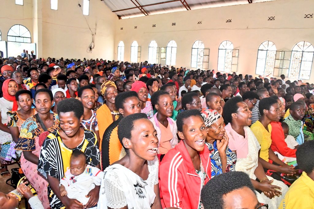 ABPInfos's tweet photo. #Burundi Le gouverneur de @KayanzaProvince, en compagnie de son épouse, s'est joint ce dimanche aux chrétiens de l'Eglise #FECABU de #Matita sise au chef-lieu de la @CommuneKayanza dans la prière dominicale . https://t.co/ZfEIrZG25o