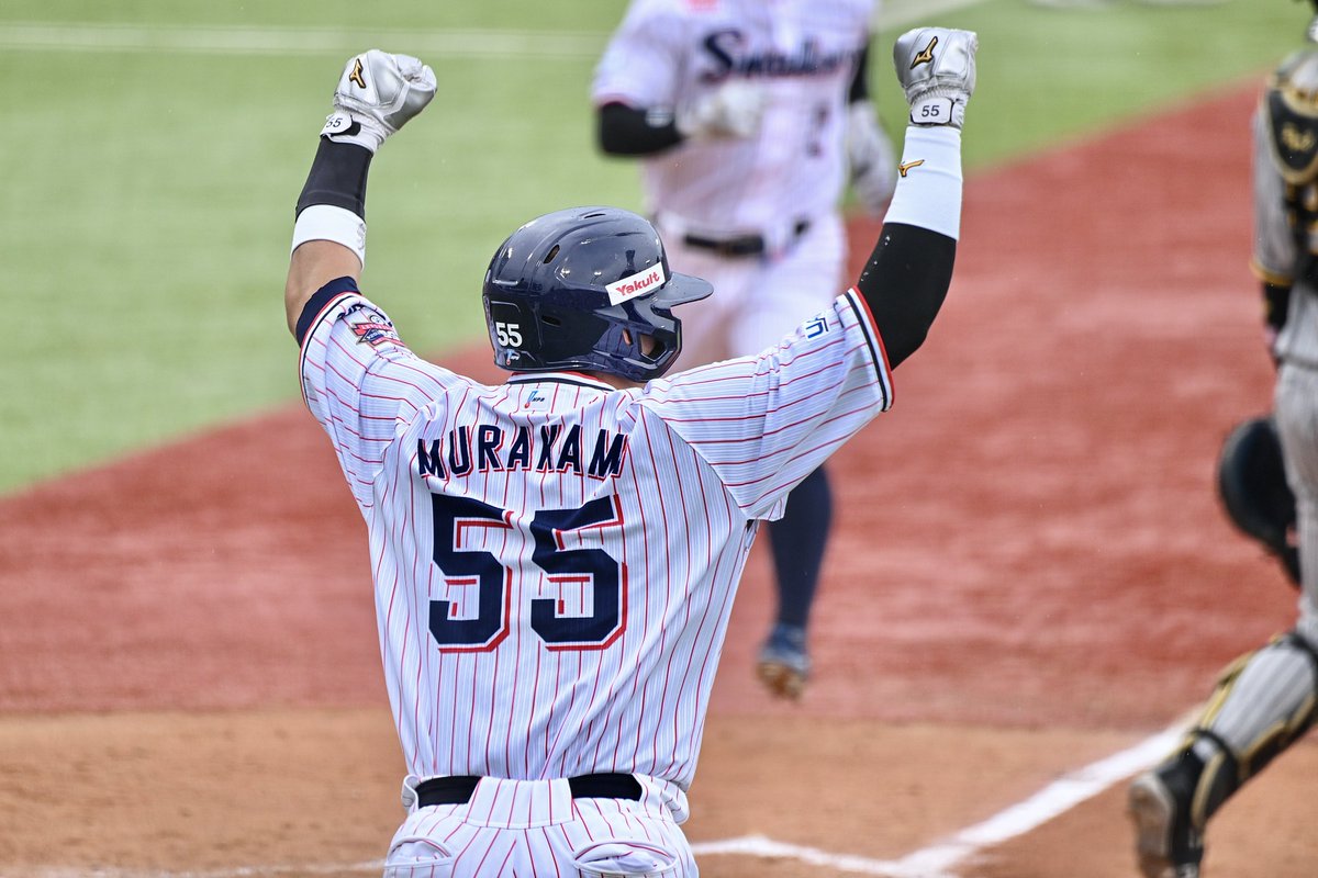 長岡くんのタイムリーでホームに戻ってきた村上くんのガッツポーズ