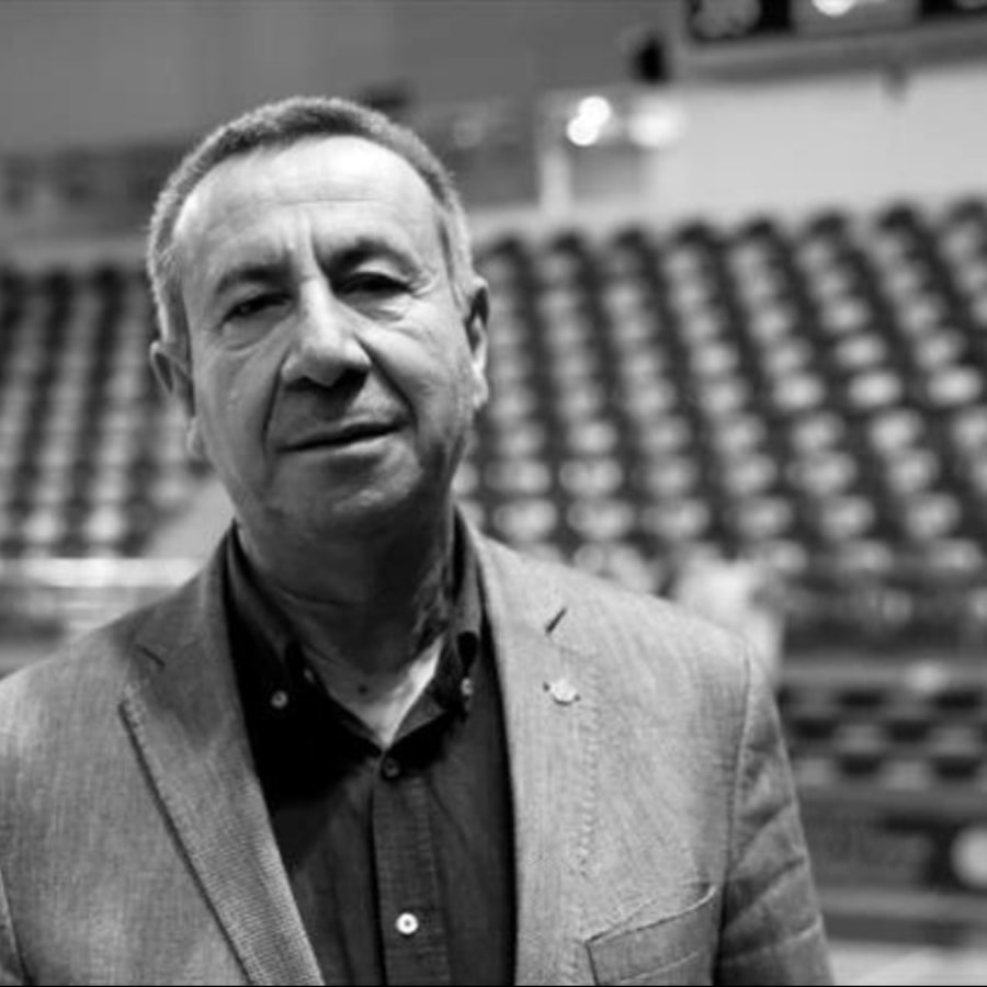 Evinde Geçirdiği kalp krizi nedeniyle vefat eden Diyarbakırspor eski Başkanı Ahmet Göksü'ya Allah’tan Rahmet yakınlarına başsağlığı ve sabır diliyoruz.