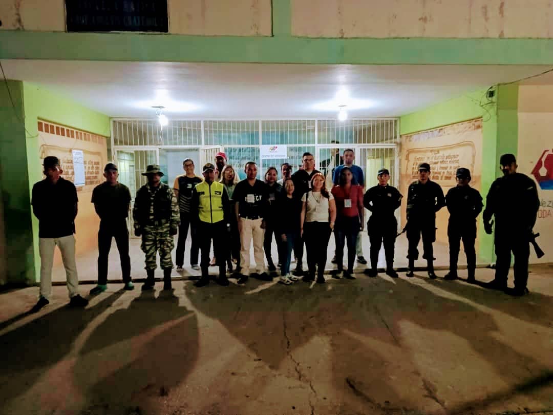 *¡¡¡Al Momento!!!*
*Nos Reportan desde el Centro Nucleado Escuela "Argenis Graterol", Carora municipio Torres ya activo el Personal que hoy estara al frente del "Simulacro 2024."*
#SimulacroPorLaPaz <a href="/NicolasMaduro/">Nicolás Maduro</a>  <a href="/dcabellor/">Diosdado Cabello R</a> <a href="/AdolfoP_Oficial/">Adolfo Pereira Gobernador</a> <a href="/JChavezcarora/">Julio Chavez</a>