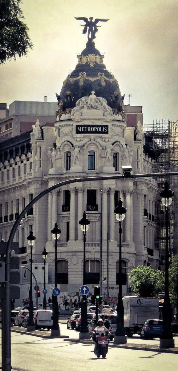 ManuelRevilla57's tweet photo. Siempre hay interferencias, pero sin duda es el modelo más fácil de retratar siempre sale bien en cualquier situación.
#Madrid #EdificioMetropolis https://t.co/WohQGxfLNt