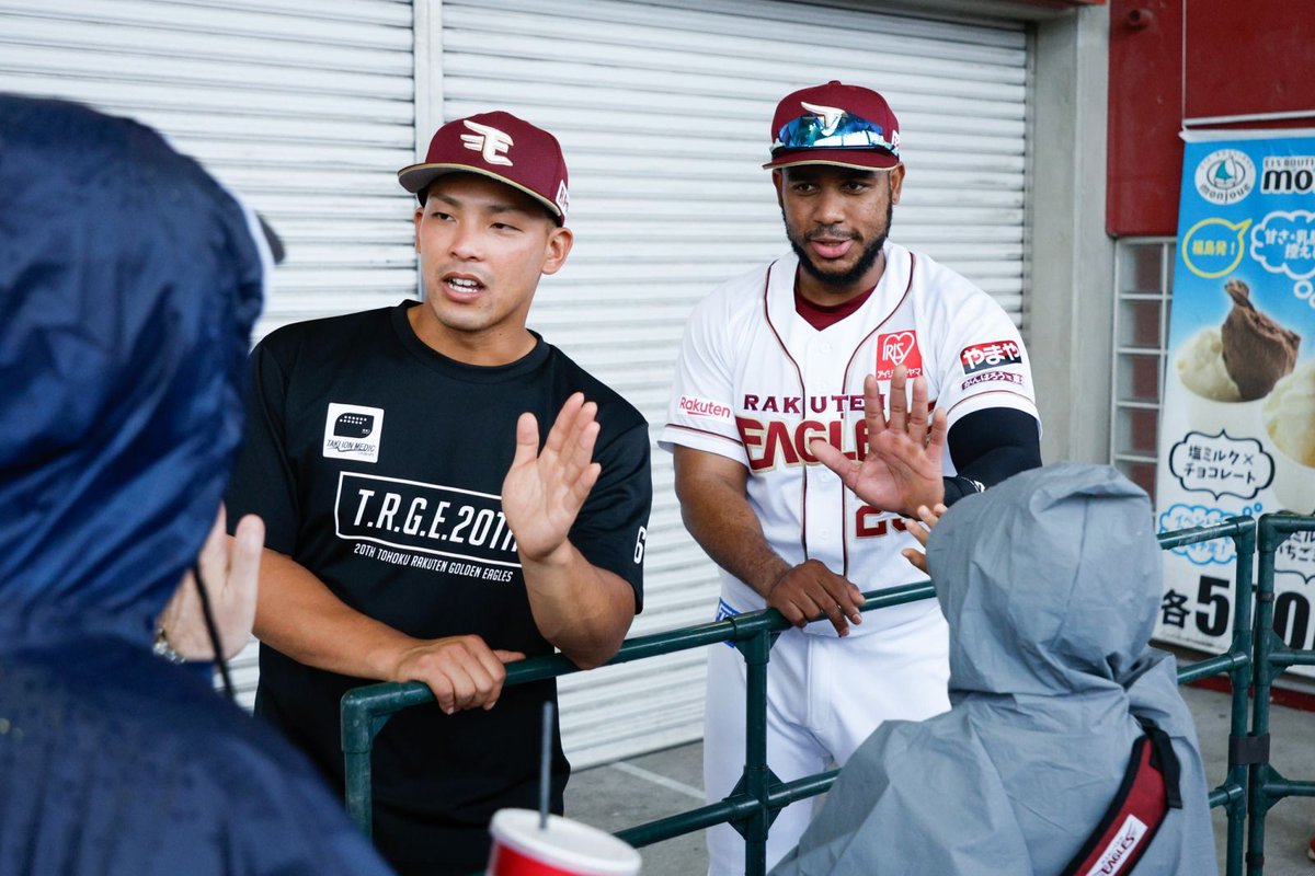 今日は「選手ふれあい大作戦」?① 試合後の各ゲートで選手・監督 