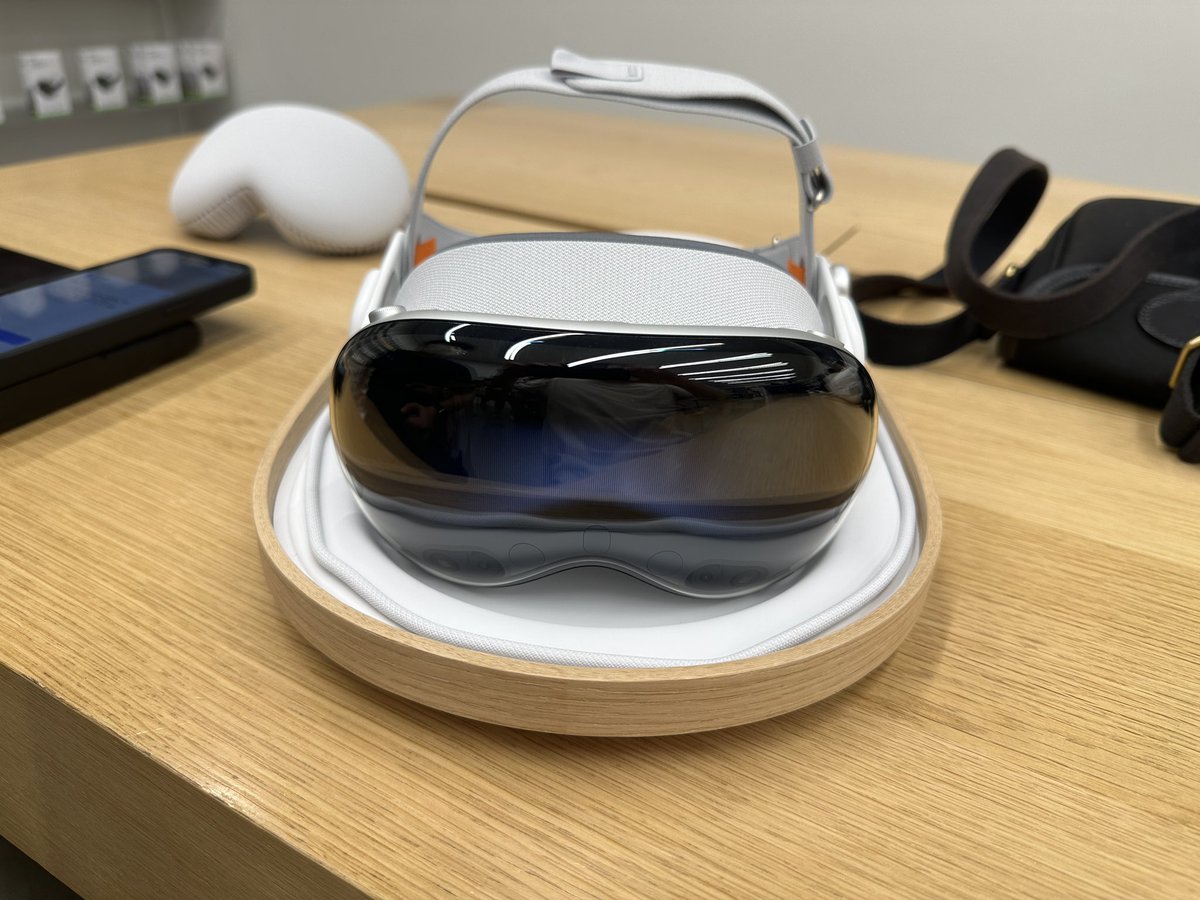 shockle2's tweet photo. ApplevisionProの実機をAppleStoreで体験してきたよ🥽

感動するとは思ってたけど、その予想を遥かに超える感動だった🥺

これはぜひ沢山の人に試してほしい‼︎

今までの体験が全てくつがえるほどの体験を味わうことができるよ👍
#Appleビジョンプロ https://t.co/dW49omkcam