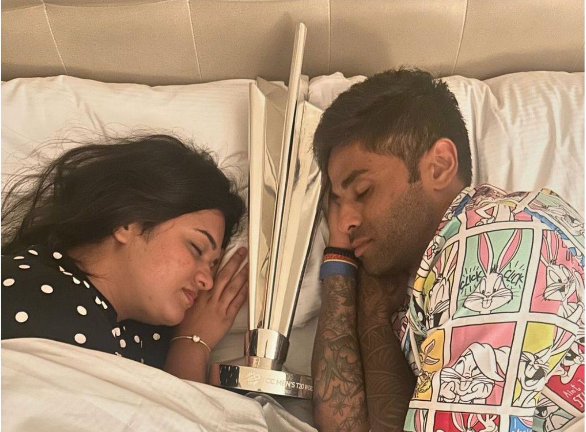 dewatraders's tweet photo. @JaikyYadav16 भाई वो तो सही है लेकिन कैमरा लेकर इनके BEDROOM मे कौन घुस गया ? 
शुक्र है सूर्य भाउ और भौजाई सो रहे थे 🤔 https://t.co/ykypr95I3O
