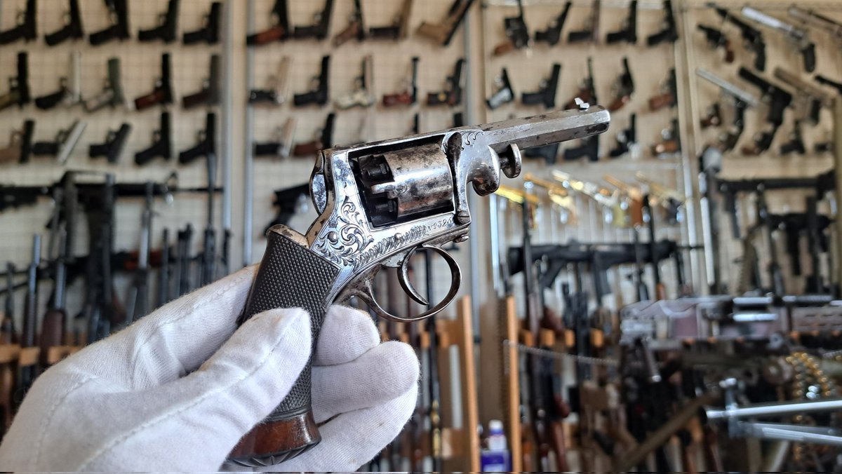 DArtagnan_1341's tweet photo. #俺の愛銃四天王
チョイスが難しいので小さな登録証付き古式銃1丁とデカい無可動実銃3丁！ https://t.co/Cy5mhsSVSB