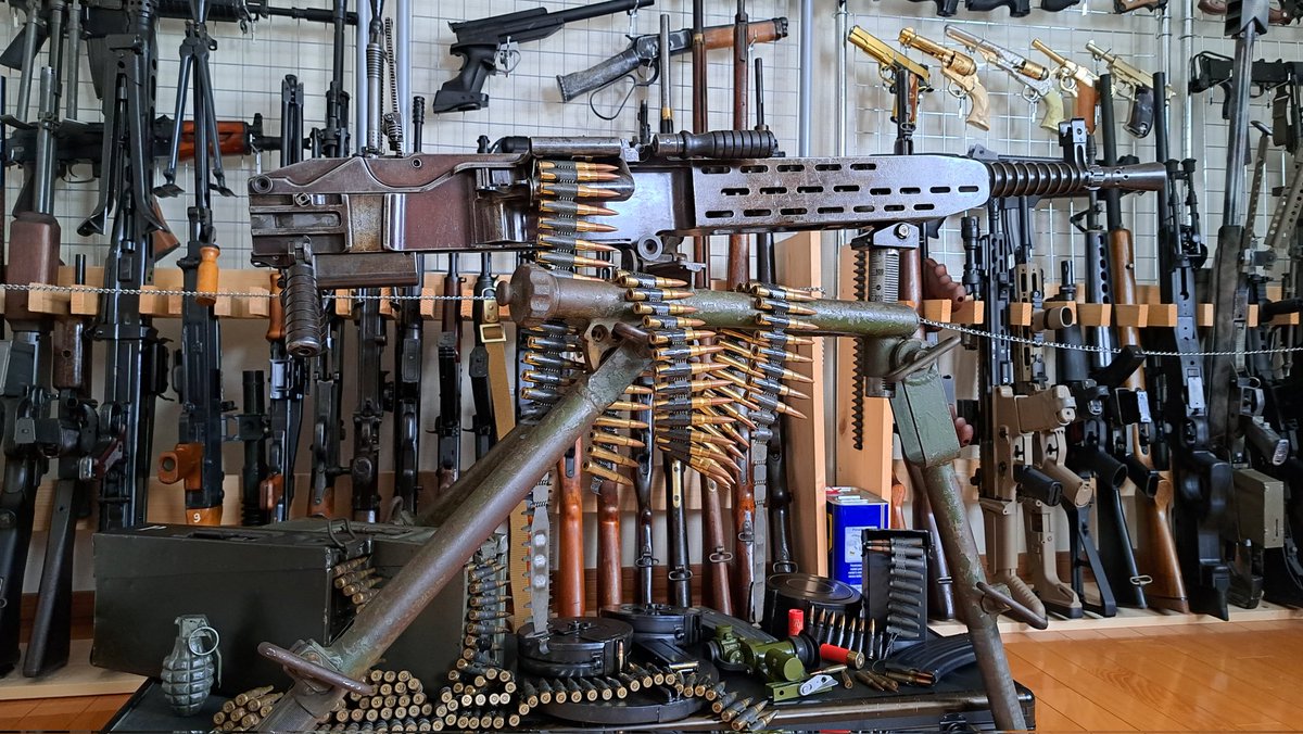 DArtagnan_1341's tweet photo. #俺の愛銃四天王
チョイスが難しいので小さな登録証付き古式銃1丁とデカい無可動実銃3丁！ https://t.co/Cy5mhsSVSB