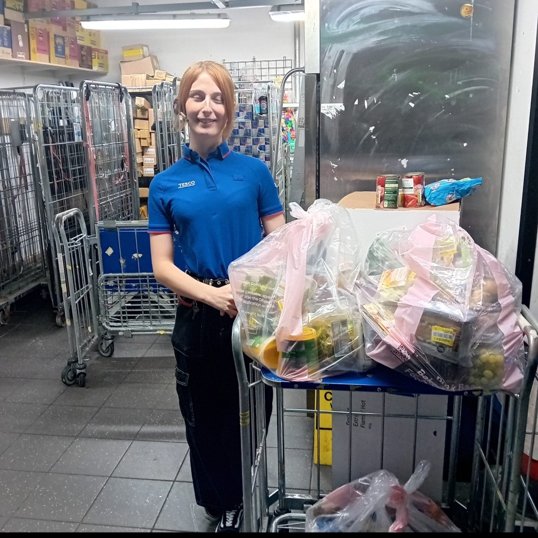 slzfw21's tweet photo. Huge THANK YOU! @Tesco teams Liverpool
#HanoverSt
#SkelhornSt
#Cargo
Your donations of surplus food went straight into the bags for our communities
#slzfw21
#breakingdownbarriers #buildingcommunities #CoronationFoodProject https://t.co/delHmCE8Co