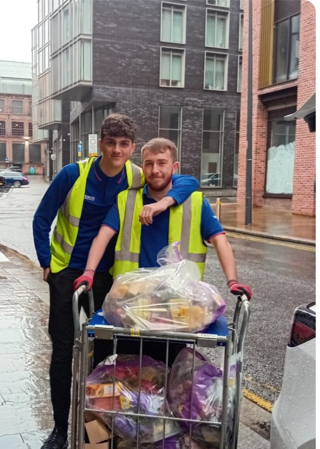 slzfw21's tweet photo. Huge THANK YOU! @Tesco teams Liverpool
#HanoverSt
#SkelhornSt
#Cargo
Your donations of surplus food went straight into the bags for our communities
#slzfw21
#breakingdownbarriers #buildingcommunities #CoronationFoodProject https://t.co/delHmCE8Co