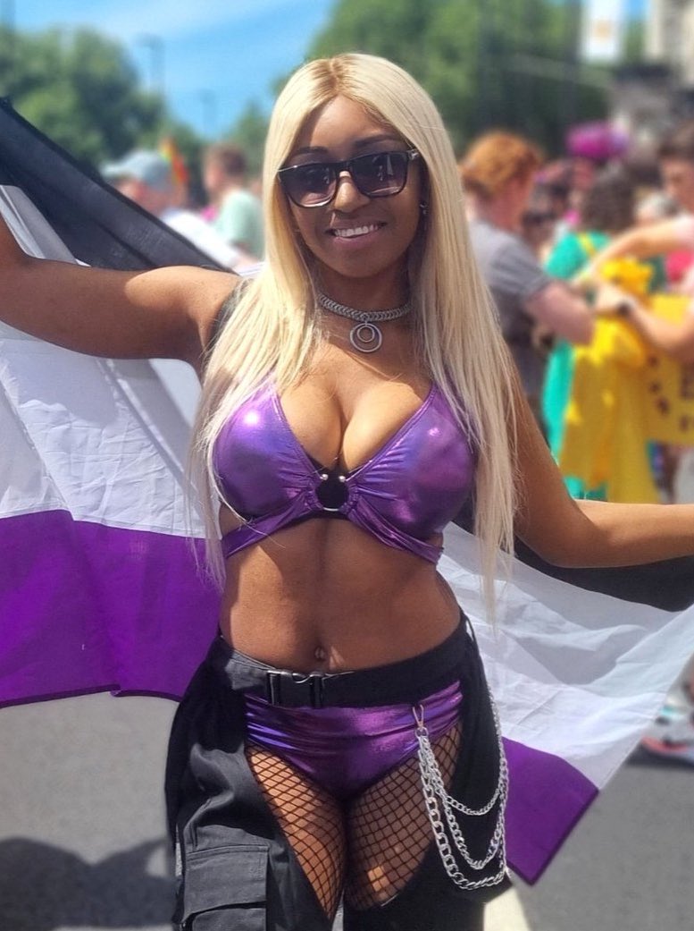JohnJamesNI's tweet photo. London Pride 2024 in two pictures:
๐ด Straight woman @theyasminbenoit dresses as a prostitute & wants attention for not wanting a shag.
๐ฅ@dnalerinrehtron says โLESBIANS coming through - We Want Our Pride back!โ
#PrideInLondon #SaveLesbianSpaces #GayNotQueer #LondonPride https://t.co/6xS3mhMjbC