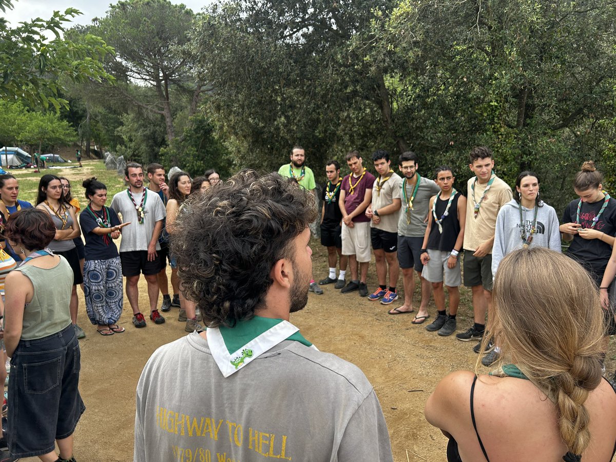 Aquest diumenge al matí, hem continuat amb una dinàmica sobre espais educatius. Aquests espais són fonamentals per fomentar l'aprenentatge i el creixement de les joves, ja que proporcionen un entorn segur i estructurat.