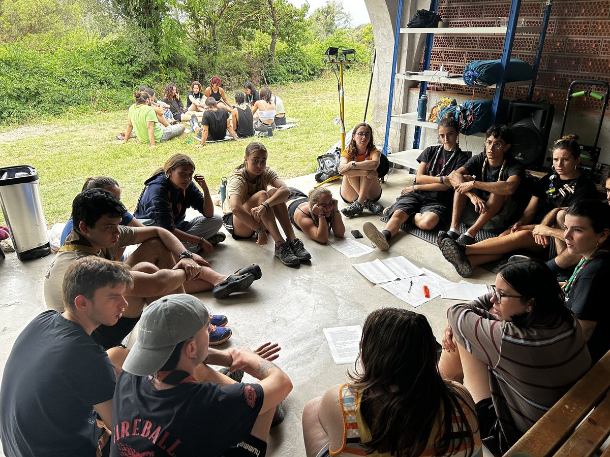 EscoltesCat's tweet photo. Aquest diumenge al matí, hem continuat amb una dinàmica sobre espais educatius. Aquests espais són fonamentals per fomentar l'aprenentatge i el creixement de les joves, ja que proporcionen un entorn segur i estructurat. https://t.co/xfjXGeMbfk