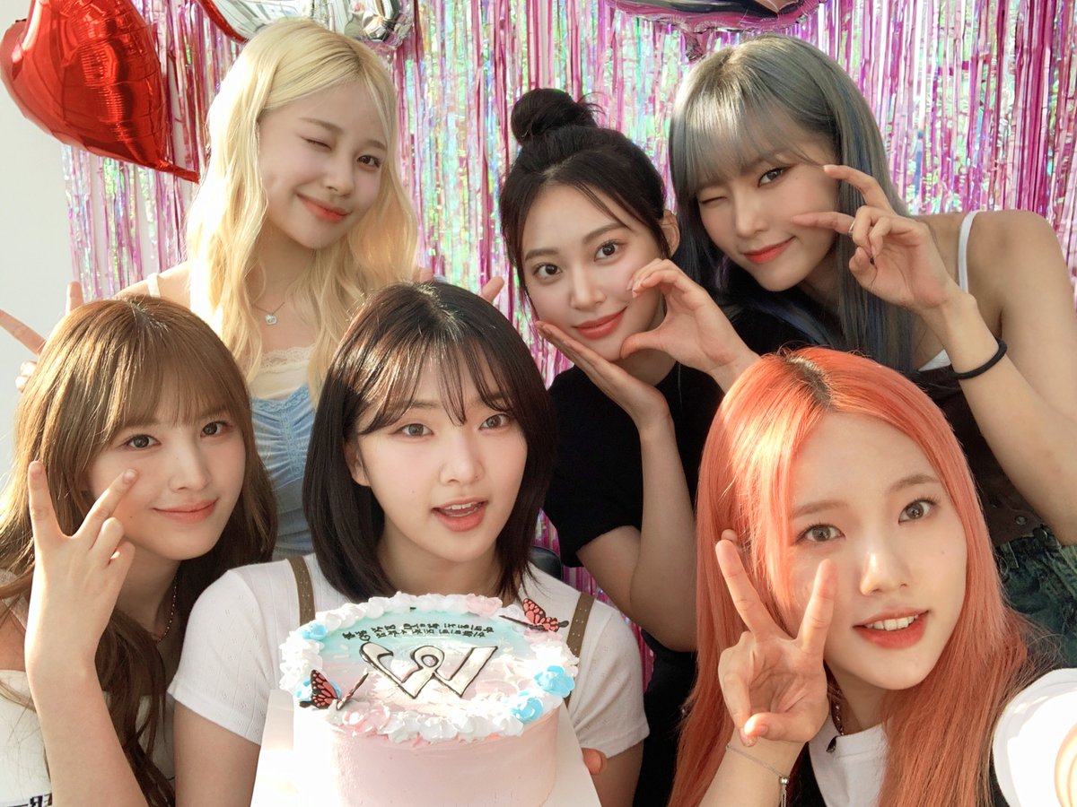 데뷔 4주년 기념 떠나본 셀카와 수록곡 추억 여행.ᐟ  
위클리라는 이름으로 데일리들과 함께한
모든 시간들이 새록새록 떠오르는 것 같아요 💭
앞으로도 위클리와 행복만이 가득한 시간 함께해 주기로 약속~🤙🏻

#위클리 #Weeekly
#Weeekly4thAnniversary
#HappyWeeeklyday
#Bliss #LIGHTS_ON