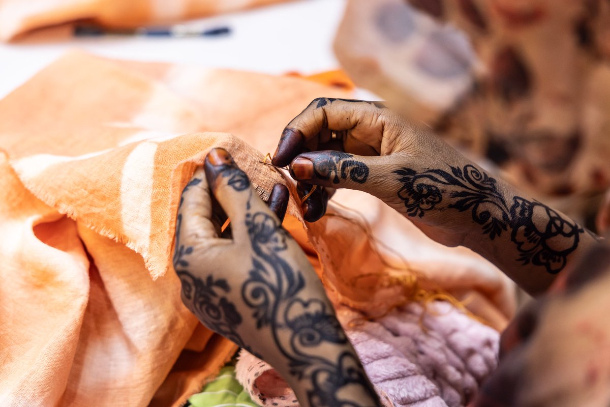 UNHCREgypt's tweet image. The Refugee Women at #threadsofhope have learnt &amp;amp; mastered the most intricate techniques of stitching &amp;amp; dyeing. They&apos;ve come together as a community, inspiring others to search for opportunities, no matter how challenging life is away from home #withrefugees