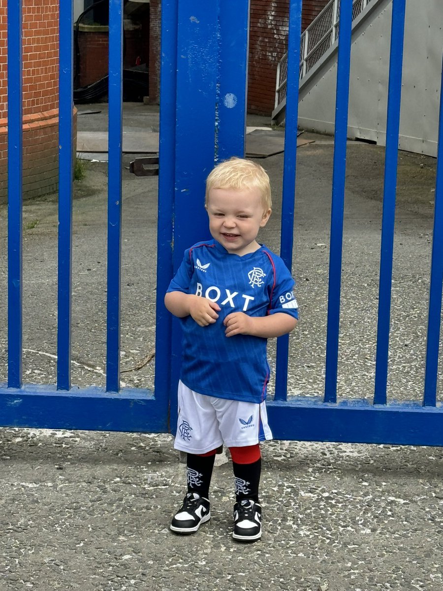 StevenMalaney's tweet image. Buzzing with his new strip 🇬🇧💙