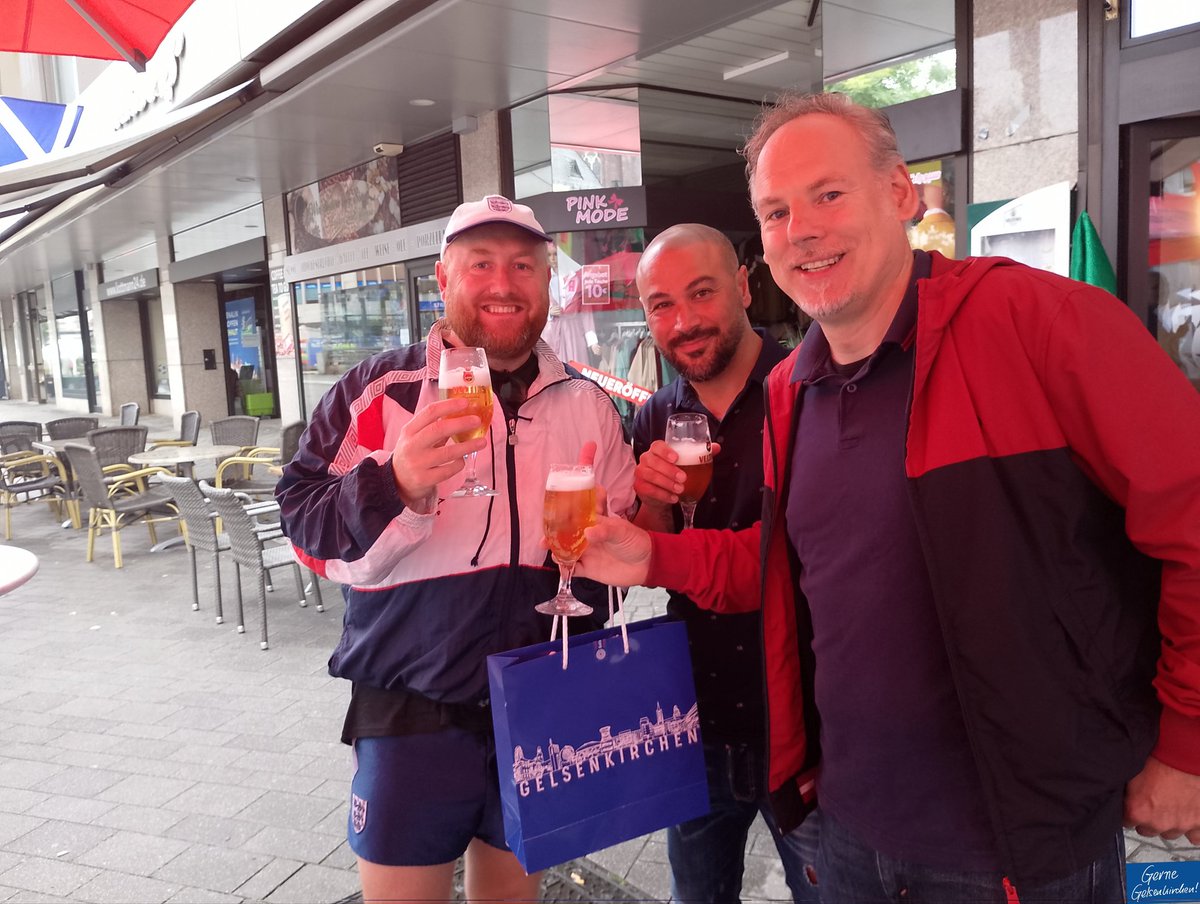 Beim ersten Mal hat’s Paul Brown nicht in unserer schönen Stadt gefallen. Unser Tourismusmanager Dirk Slawetzki hat ihm deshalb heute ein „Überlebenspaket“ mit Currywurst, Bier und Pumpernickel - natürlich alles original aus GE - und eine Einladung zum Schalke-Spiel- übergeben.