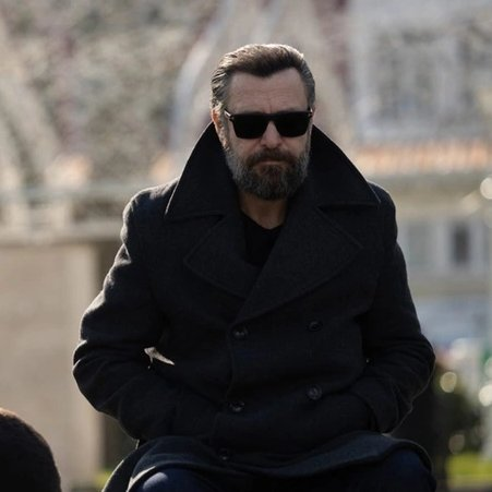 Bir bankadan reklam filmi için seslendirme teklifi alan Nejat İşler, para istemediğini, bankanın öğrencilere burs vermesini istedi.

Bankanın bin öğrenci önerisine karşılık, Nejat İşler "Koca banka bu kadar mı öğrenciyi okutur?" diyerek sayının beş bine çıkarılmasını istedi.