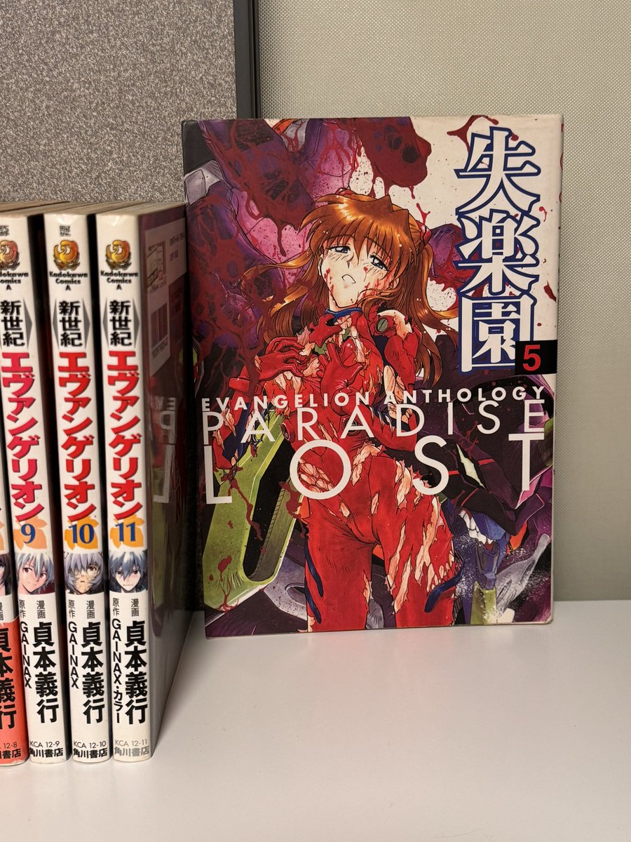 asarijunitirou's tweet photo. シン・エヴァンゲリオン
ラストに登場する大人アスカ

すぐには事態が飲み込めず
昔本屋で見たアンソロ本の表紙の姿！？ってびっくりした

当時小学生で漫画版のエヴァはとんでもなくスケベそうだ！大人になったら買おうと誓うも、全巻まとめ買いしても目当ての本が見つからず首を��ったもんだ https://t.co/6oE8leGISi