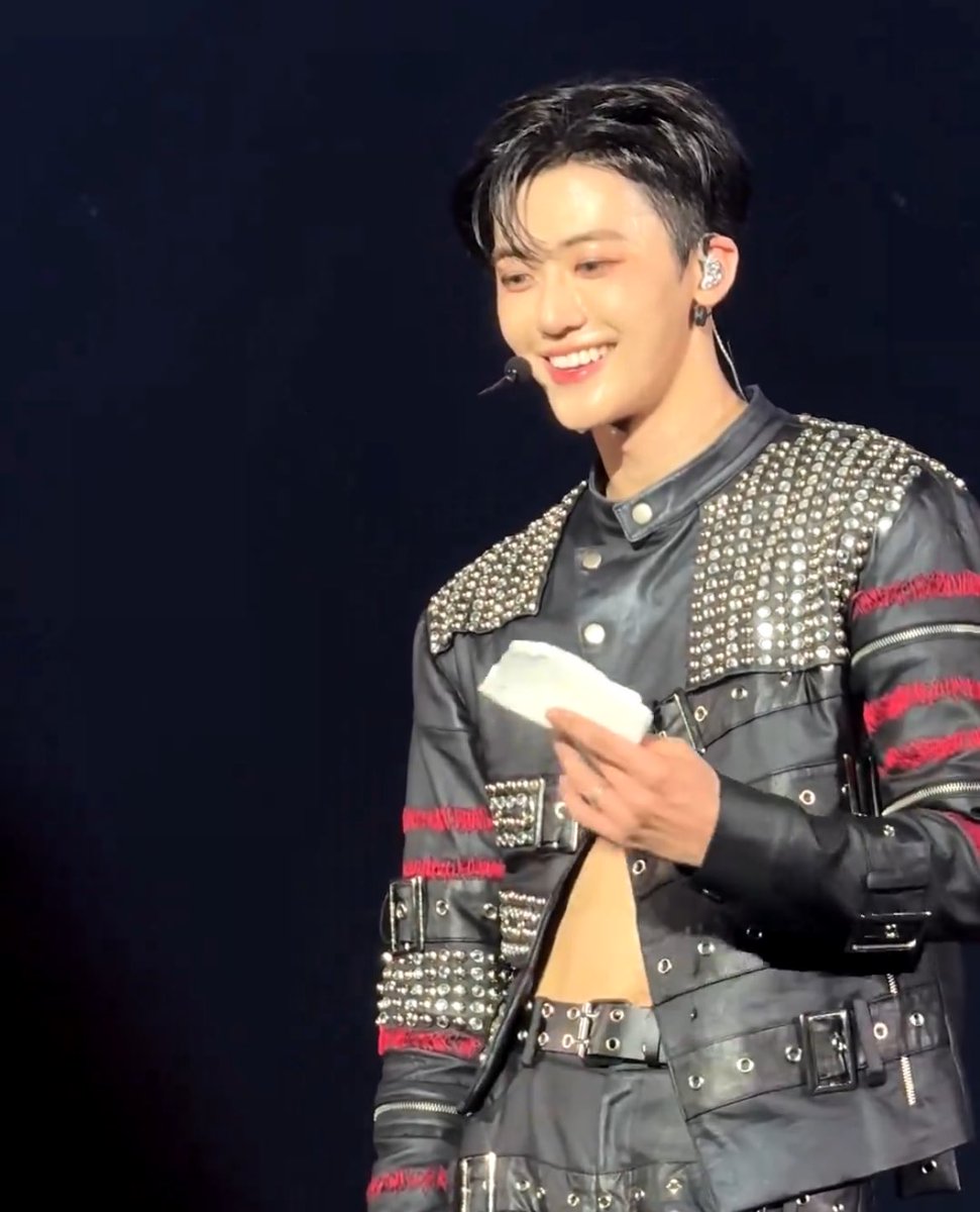 มุมนี้ undercut โคตรชัด หล่อสัสๆ ผมดำ ตัดสั้น มันเกินไป ตัวหนา ไหล่กว้าง ลงตัวทุกอย่าง