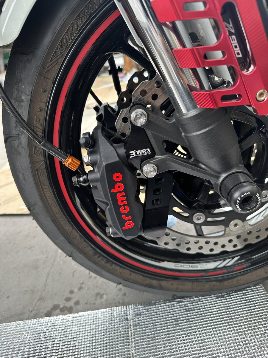 osnriders's tweet photo. キャリパー付けて
ブレーキホースが短い事に気付く🥺 https://t.co/88WeEHSU2E