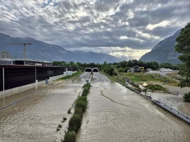 Un mois sépare ces deux images.