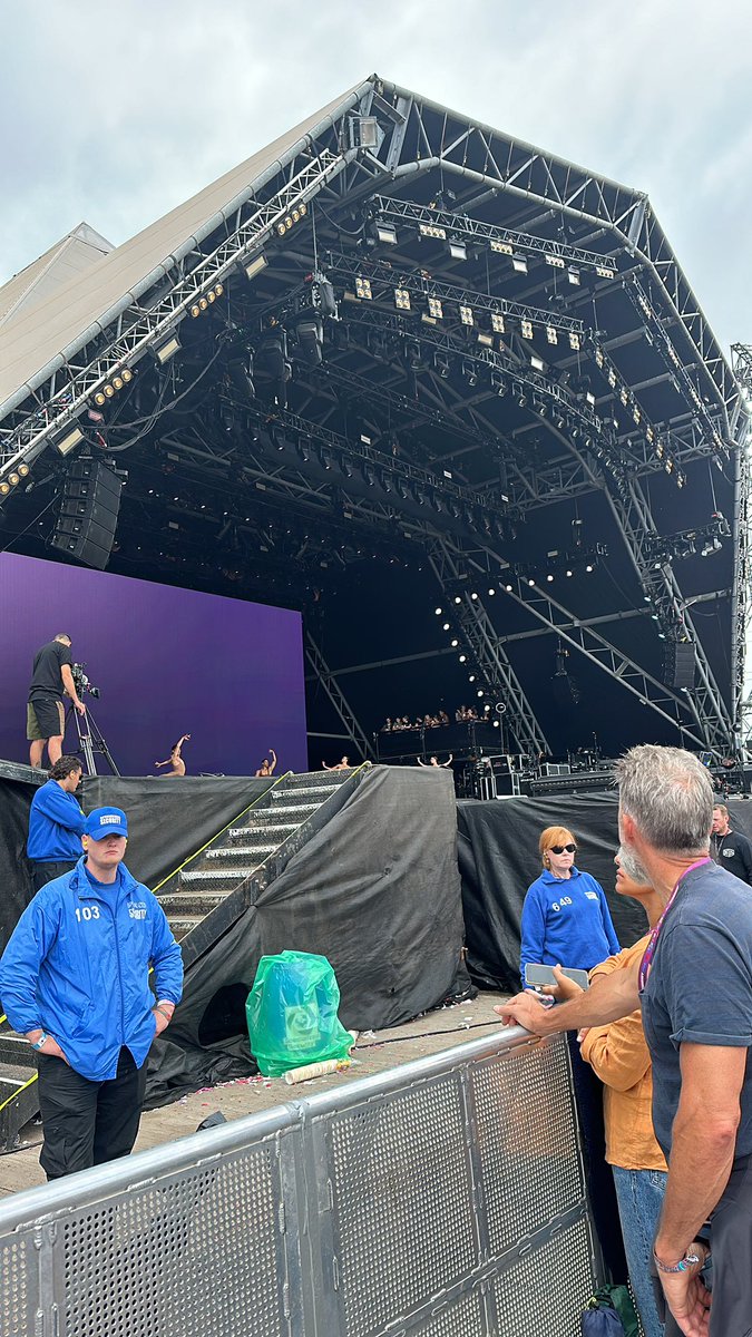 ellaakaayy's tweet photo. Waiting for @ShaniaTwain all the way from Calgary, AB! 🇨🇦 let’s go girls https://t.co/sWguuDSFw5