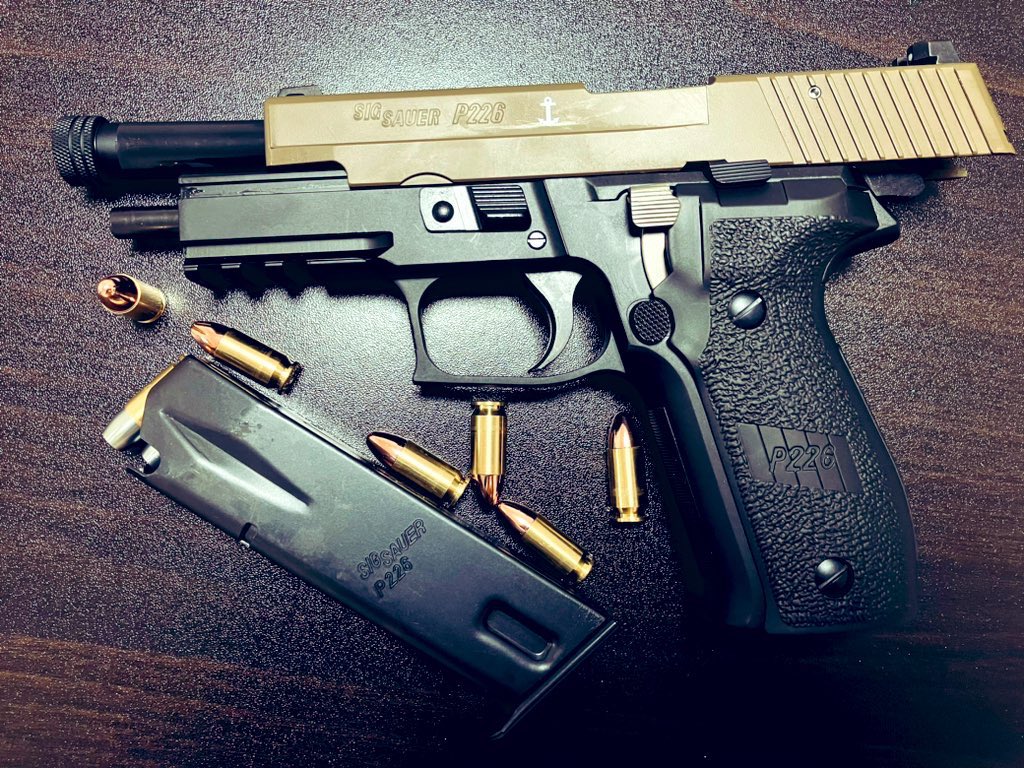 GunGunRomangun's tweet photo. #弾と銃
#モデルガン https://t.co/i9YU2L6JnT