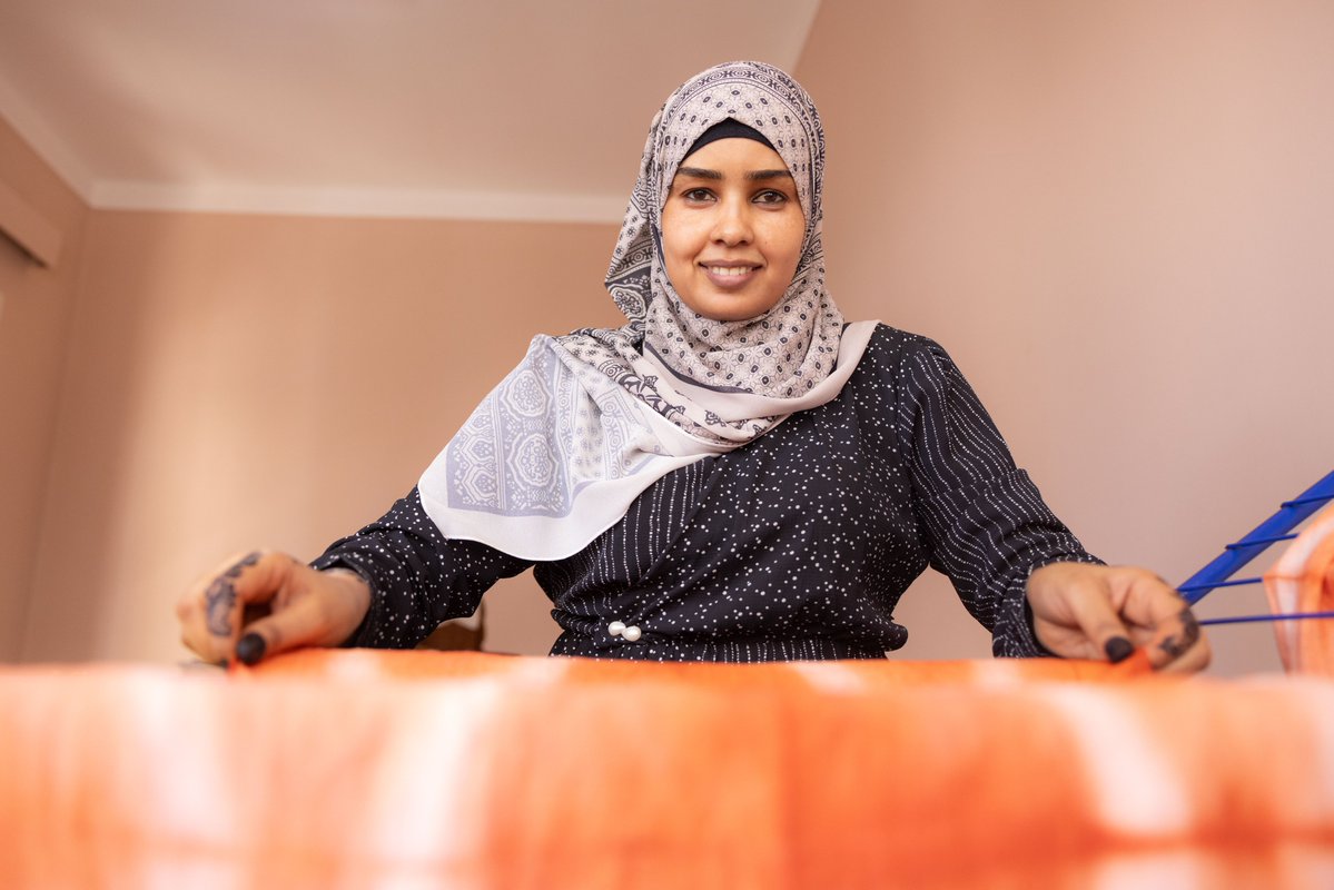 UNHCREgypt's tweet image. The Refugee Women at #threadsofhope have learnt &amp;amp; mastered the most intricate techniques of stitching &amp;amp; dyeing. They&apos;ve come together as a community, inspiring others to search for opportunities, no matter how challenging life is away from home #withrefugees