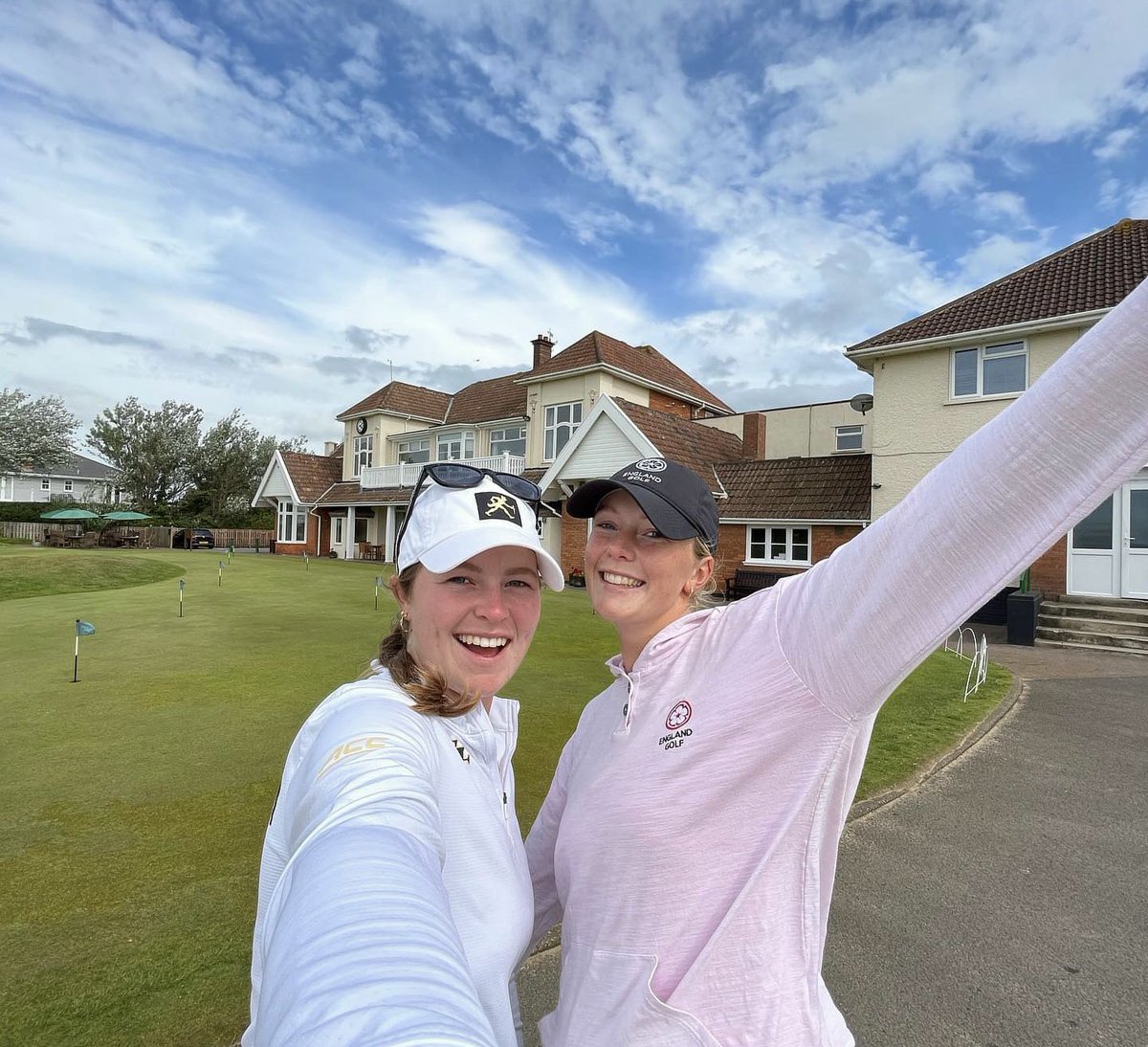 BurnhamBerrow's tweet image. Check out this recent 3 hole match on The Championship Course between our superstar sister members, @MimiRhodes1 and @PRhodesGolf2004 

youtu.be/T5tEbJD5XVs?si…

#womensgolf #championshipgolf #top100golf #BurnhamOnSea