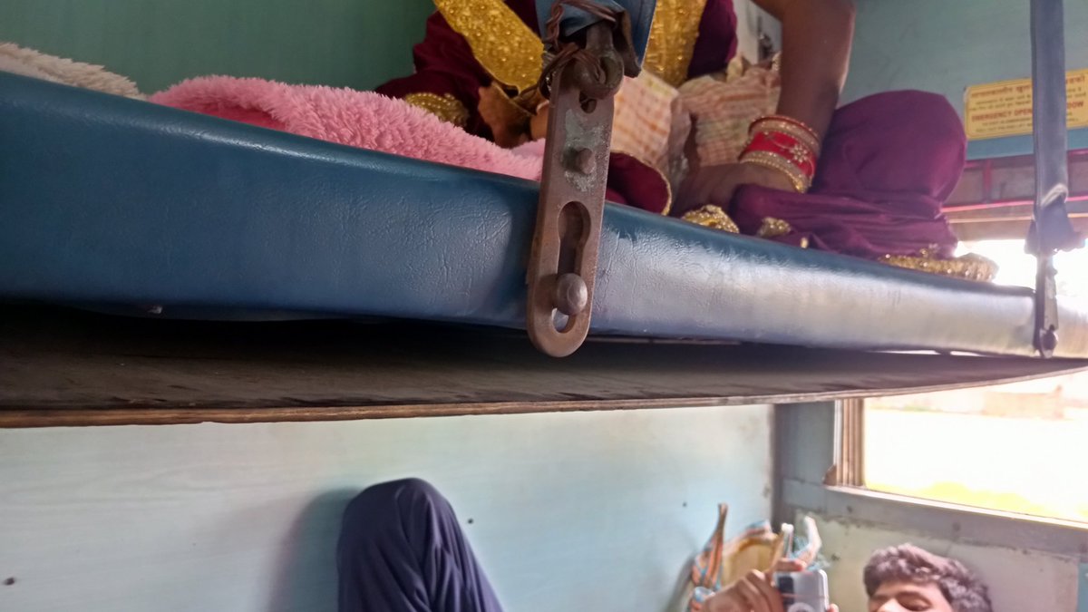 Brahm83's tweet photo. Middle Seat of the train Number 03413 in the coach S5 seat number -18 is hanging/broken needs immediate repair. @indianrailway @RailMinistry_in @AshwiniVaishnaw https://t.co/cQtblZu7RG