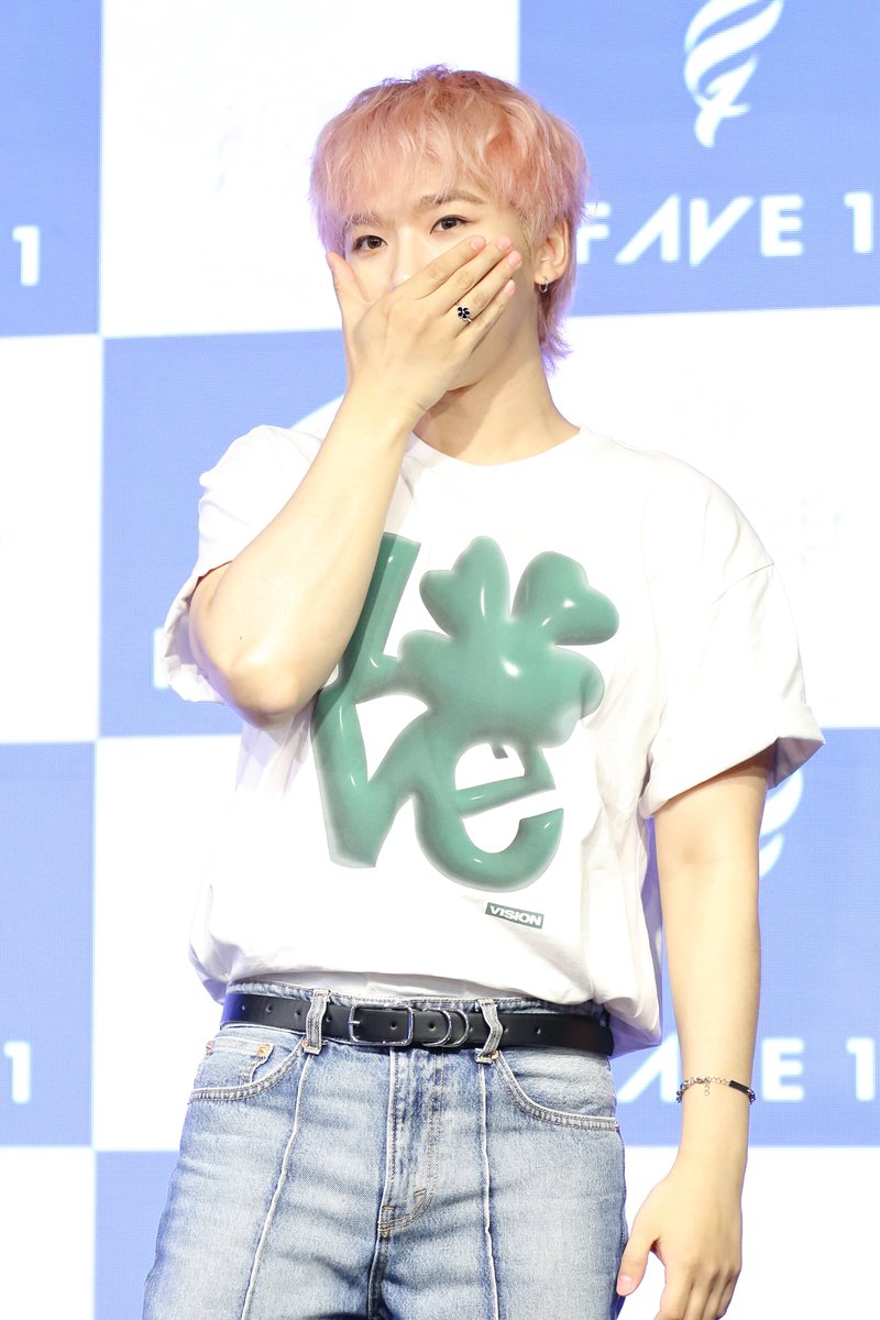 s9koma's tweet photo. 240629 KISS Entertainment Inc.
3F STUDIO

오늘의 의상이 너무 좋아💚
특히 티셔츠와 반지가 참 귀여웠어🍀🍀

#록현 #ロッキョン
#花束 #FLOWER 
#마이에브리싱 #MyEverything
#FAVE1 #페이브원 
@gusdl210 
@FAVE1_official https://t.co/MrKB8MxGdA