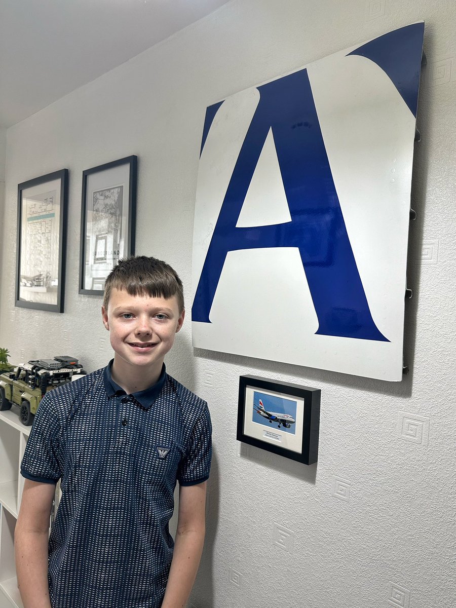 Thanks to <a href="/Stu_artaviation/">Stu-Art Aviation</a> for the latest bit of aviation furniture 🖼️ my son Aiden is very happy, thanks again Stu 👍🏼