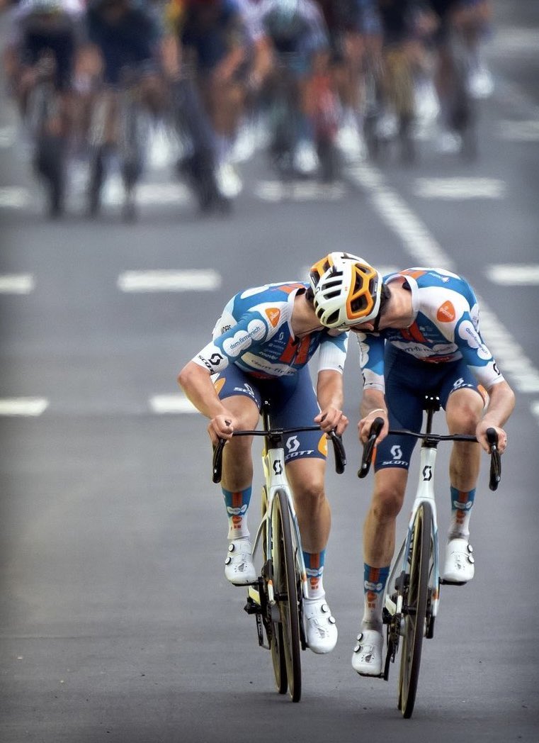 Wat. Een. Foto. 
Een meesterwerk van <a href="/kjvdweij/">Klaas Jan vd Weij</a> gemaakt bij de finish van de eerste etappe van de #TDF2024 in #Rimini, #Italië. 
#TourDeFrance2024 #wielrennen 
#RomainBardet #FrankvandenBroek