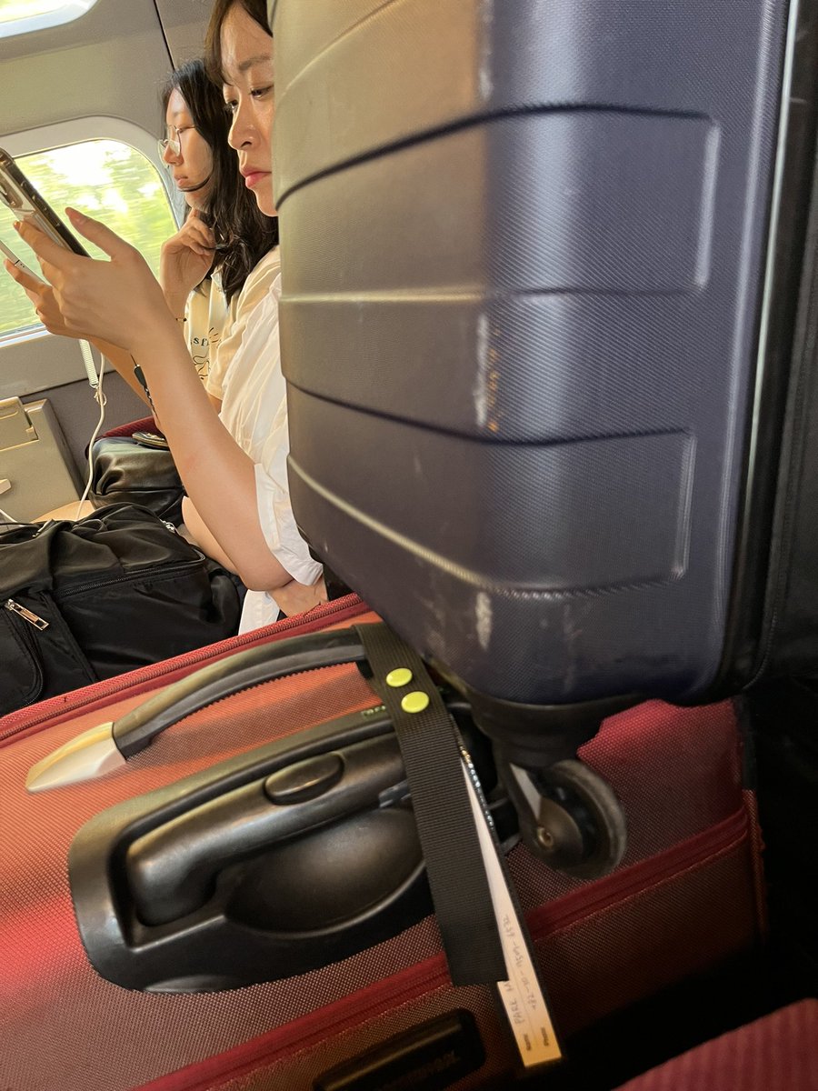 chaquenne's tweet photo. Payer très cher son ticket de train aller-retour Bruxelles - Avignon TGV (316 euros) pour se retrouver coincée entre des valises qui ne trouvent pas leur place  et avec des fenêtres rétrécies au lavage … @SNCFConnect @SNCFVoyageurs @GroupeSNCF @SNCFReseau Où est le service ? https://t.co/zcPwljX5oZ