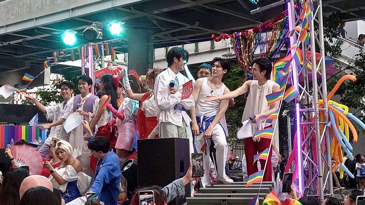 Maliyoshida's tweet photo. เจ็มเค้าไม่รับคนปกติอยู่แล้ว 😅
#LOVEPRIDEPARADE
#AouBoom #อู๋บูม https://t.co/8HFsKLNWU3