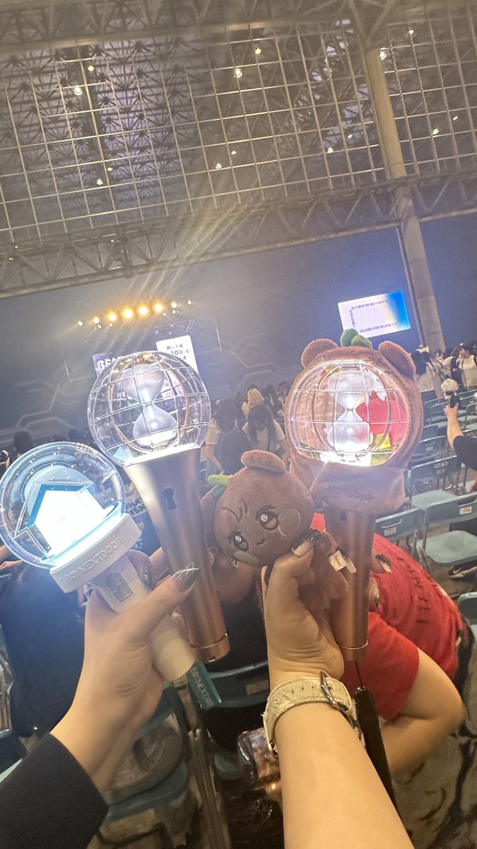atz__s__'s tweet photo. 久々の浮上🌙久々のアチズ🥹❤️‍🔥推しと推しの現場めちゃくちゃ楽しかったよおおおおおお‼️りんごニムと初連番🌟😭たくさん騒いで盛り上がった〜❣️🙂‍↔️ボイネクほんとかわいいかわいいアチズパフォ最高‼️サンくんもテサンくんもだいすき🐈‍⬛🐱🖤 https://t.co/uqBocrg5PG