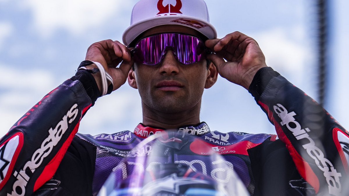 100MotoGP's tweet photo. Je suis en LIVE dès maintenant pour discuter un peu et ensuite vivre avec vous la course du MotoGP sur le circuit d'Assen ! :)

-> https://t.co/ohov3rHhUW

#MotoGP #DutchGP https://t.co/wXctTySgH0