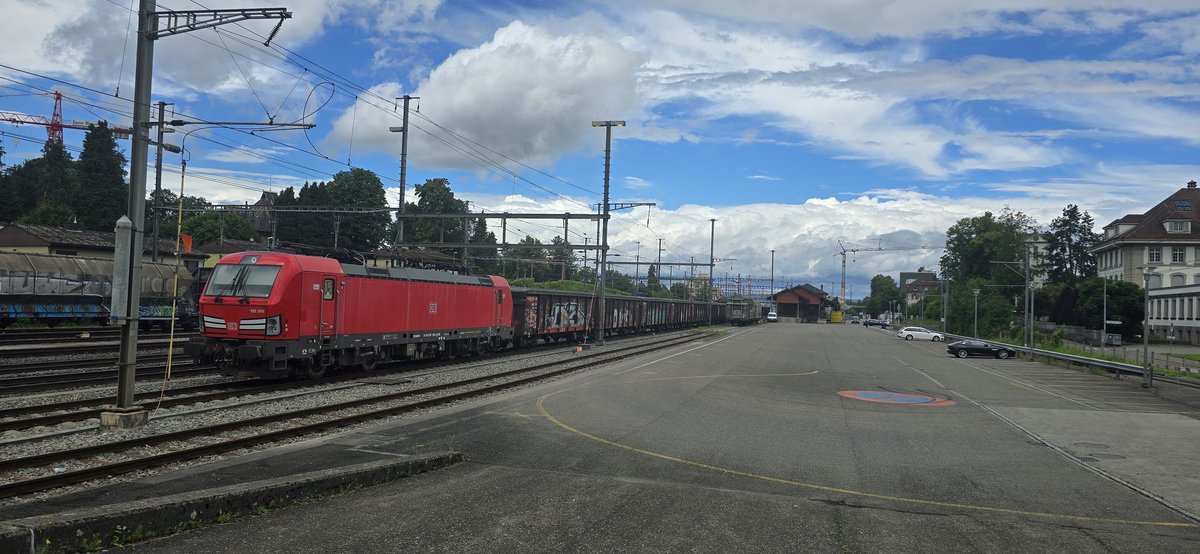 TWeinlein's tweet photo. Grüsse aus Wohlen von der #Reserve 🙋
In den letzten Tagen gab es wohl Probleme in Limburg mit der Beladung des #Tonzug. Unsere Leitstelle hat erst einmal alle Züge geweigert, da bereits 7 Wagen ausgesetzt wurden wegen Achslast.
Hier steht der Zug von gestern. https://t.co/rTqu4yfFUp