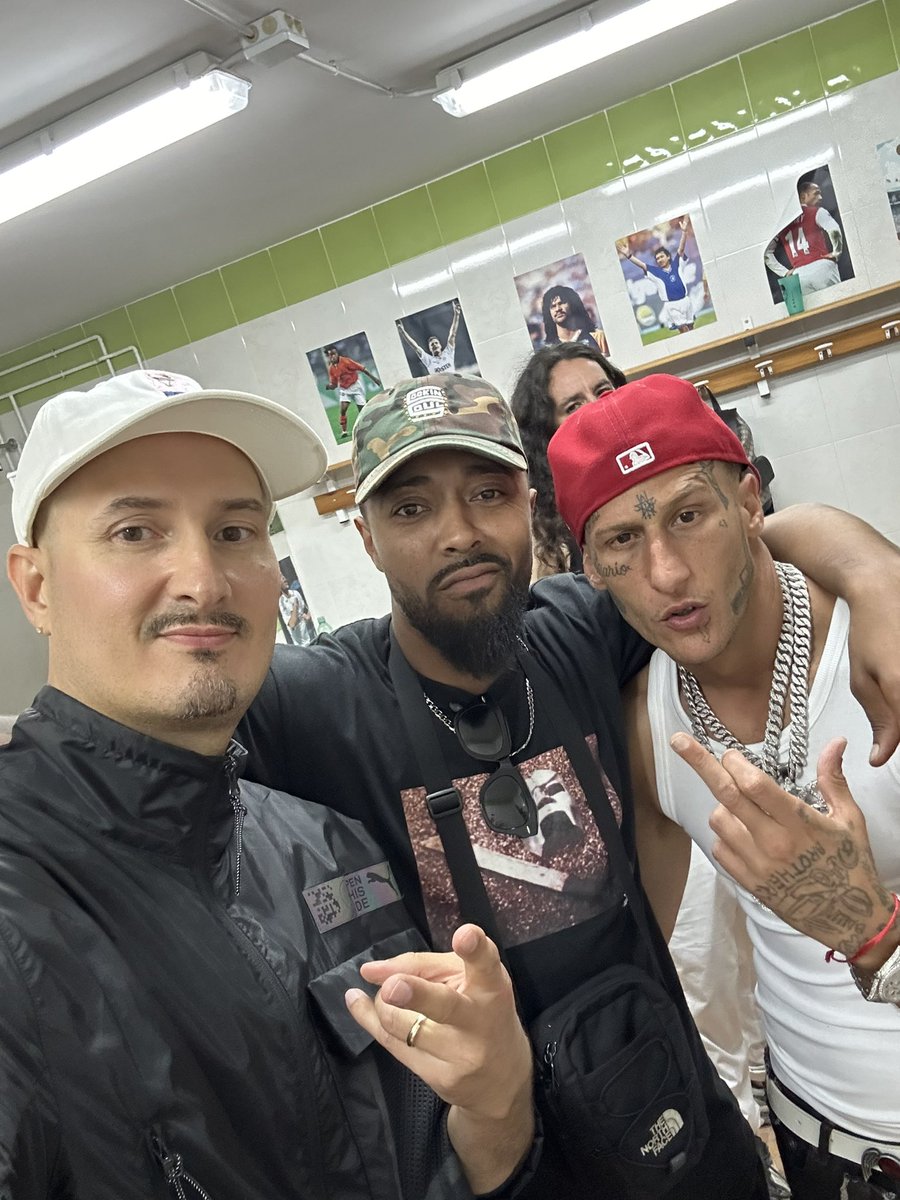 CookinSoul's tweet photo. Ayer lloré en el concierto de Yung Beef.
Me emocioné de orgullo y felicidad de presenciar lo que ha conseguido. Ver como le quiere la gente y el apoyo de su familia en el escenario. Fernando te quiero. Eres el goat ❤️ tienes un corazón que no te cabe en el pecho. https://t.co/jZQSCzhzPG