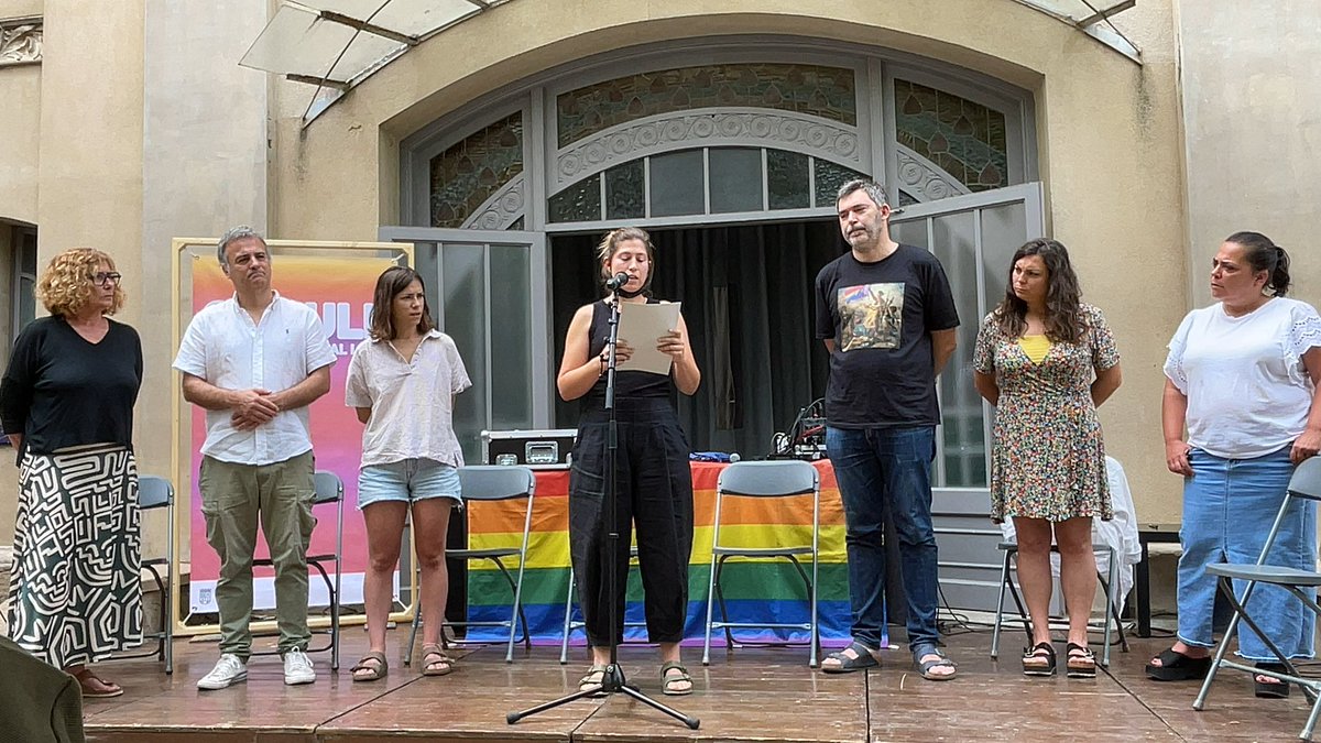 Aj_Tiana's tweet photo. Cel·lebració del Dia Internacional de l’Orgull LGTBI 🏳️‍🌈

“És crucial que treballem i lluitem juntes pels drets de les persones LGTBI i de la classe treballadora, independentment del seu origen.” Alba Giró llegint el manifest.

Manifest aquí 👉 https://t.co/E3MsVG4LlA https://t.co/wHSnyswoEP