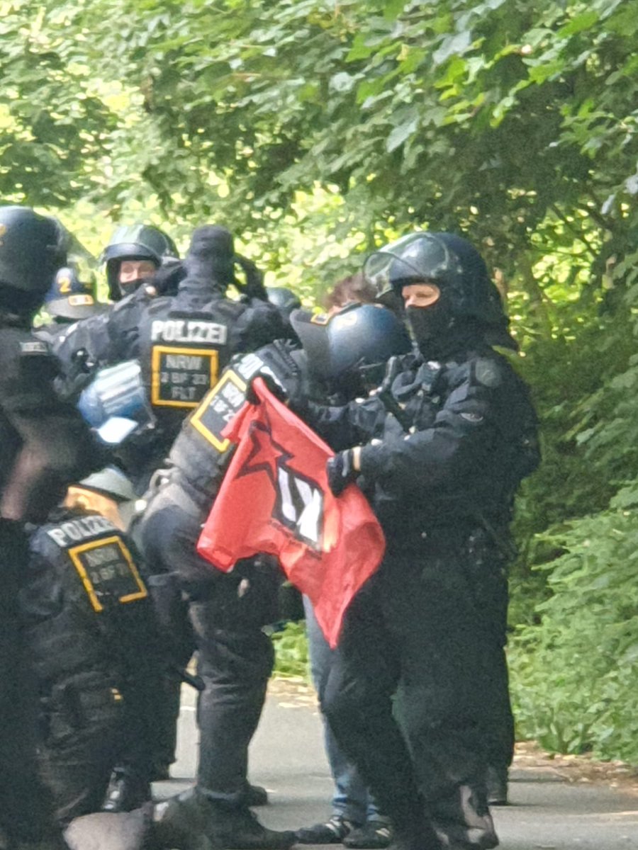 komaufbau's tweet image. Gestern waren wir mit Zehntausenden in #Essen auf der Straße um den #AfDParteitag zu verhindern. Grüße an alle Gefangenen und Verletzten! #e2906 #e3006 #AFDBPT2024 #Antifa #Klassenkampf