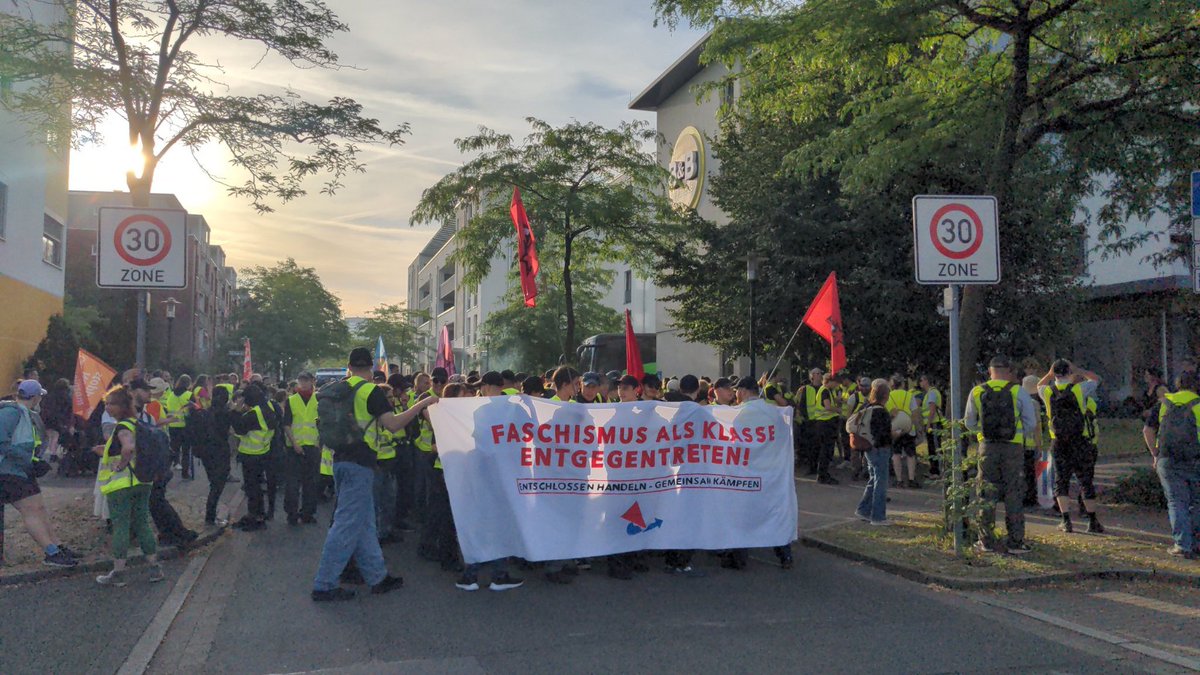komaufbau's tweet image. Gestern waren wir mit Zehntausenden in #Essen auf der Straße um den #AfDParteitag zu verhindern. Grüße an alle Gefangenen und Verletzten! #e2906 #e3006 #AFDBPT2024 #Antifa #Klassenkampf