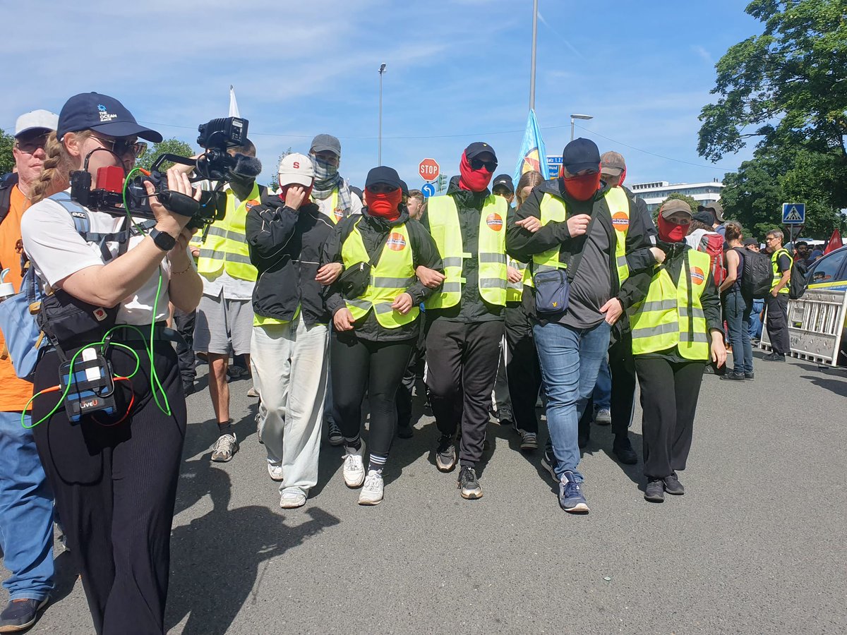 komaufbau's tweet image. Gestern waren wir mit Zehntausenden in #Essen auf der Straße um den #AfDParteitag zu verhindern. Grüße an alle Gefangenen und Verletzten! #e2906 #e3006 #AFDBPT2024 #Antifa #Klassenkampf