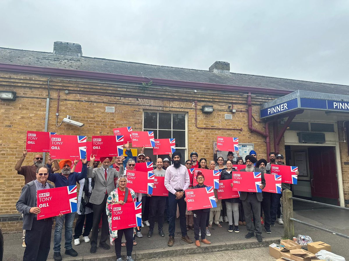 Final Sunday before the general election, I am so grateful for everyone who has come out to support today. It was humbling to be stopped mid photo by a commuter saying they'll be voting labour for the first time in their life because it is time for a change 🙏