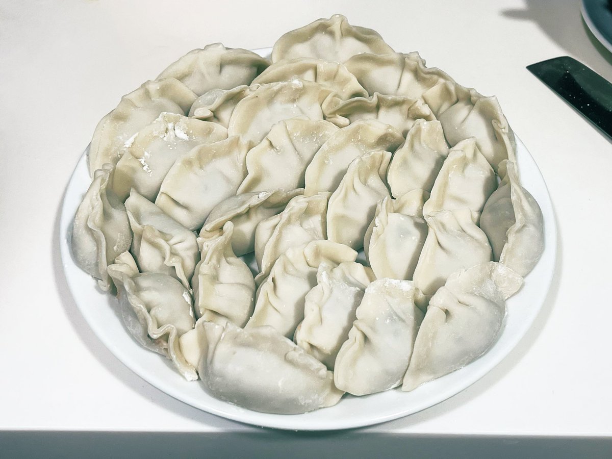 Nyatchup's tweet image. 晩ご飯に焼き餃子が食べたくて、餃子を作りました
皆さんはどんな餃子が好きですか？
私はキャベツと豚肉、または黄ニラとエビの餃子が好きです
I made some potstickers for dinner.What kind of dumplings do you like? I like cabbage and pork, or chives and shrimp.

#晩ご飯
#potstickers