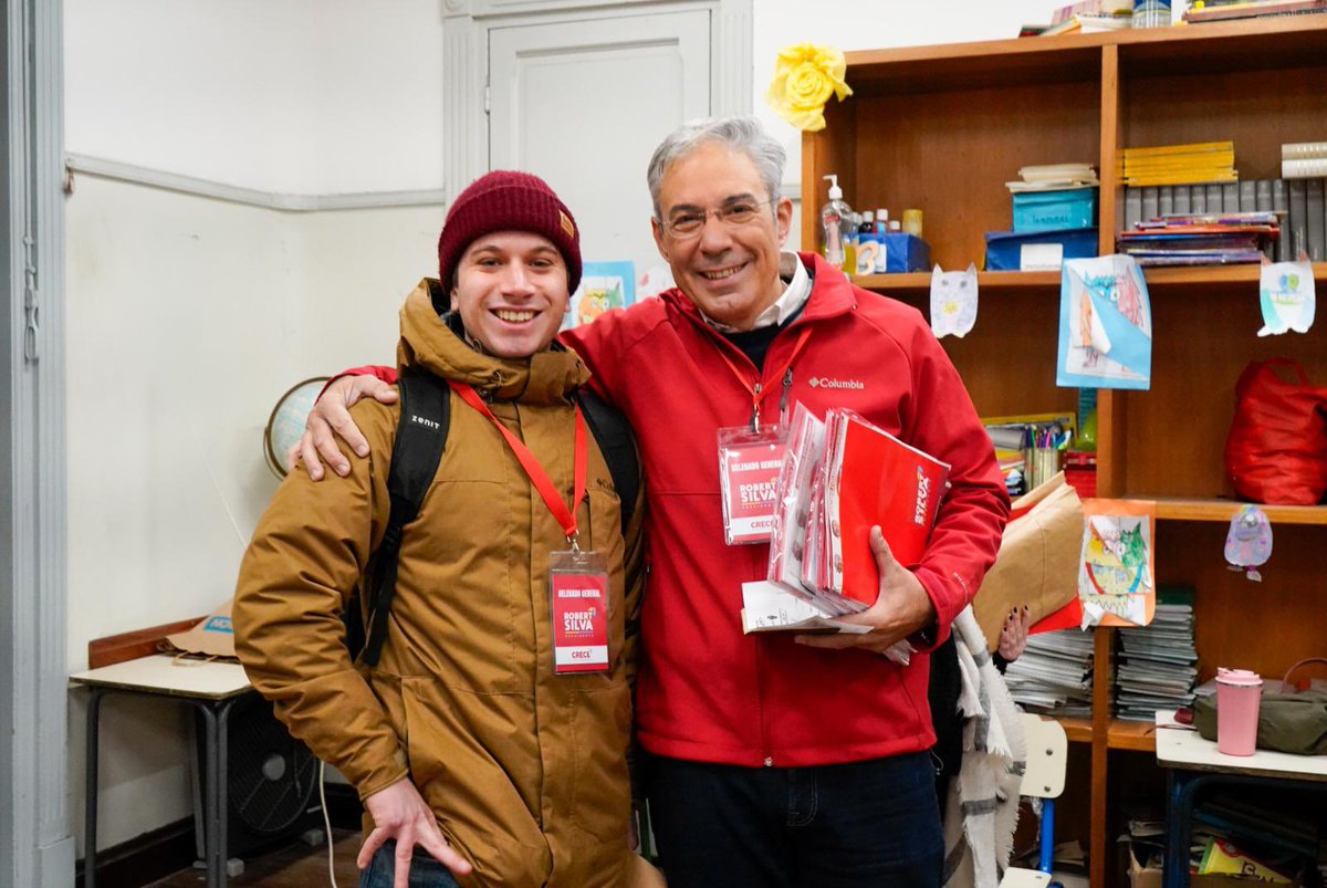 RobertSilvaUy's tweet photo. ¡Hoy, como lo hago desde siempre, comienzo el día de las elecciones acreditando listas junto a mis compañeros 🗳️💪
Gracias a todos por el enorme trabajo que están realizando de norte a sur del país. No hay frío que nos pare, ¡vamos todos a votar por el Uruguay que nos debemos! https://t.co/vGUIsWiWkL